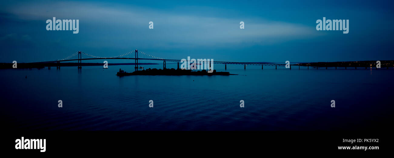 Pont de Newport / Claiborne Pell bridge à Newport Rhode Island - New England emblématique pont suspendu au-dessus de la baie de Narragansett dans la nuit Banque D'Images