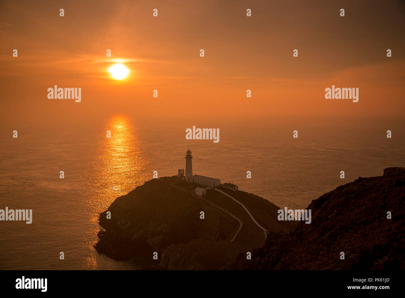 Phare de South Stack dans le brouillard au coucher du soleil sur la côte d'Anglesey, dans le Nord du Pays de Galles Banque D'Images