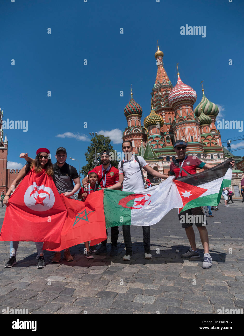 Moscou - le 20 juin 2018 : Coupe du Monde de Soccer fanatiques de Tunisie, Maroc, Algérie, Jordanie avec des drapeaux avec leurs costumes traditionnels dans les rues le 20 juin 2018 à Moscou, Russie Banque D'Images