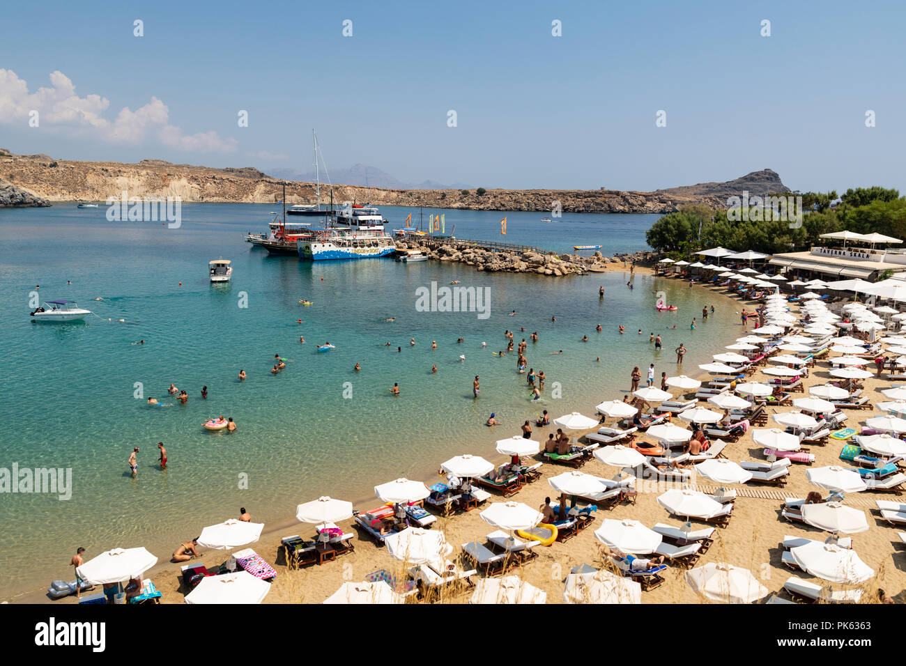 Lindos, Grèce - 5 août 2018 : les touristes à la découverte de la plage de Lindos sur l'île de Rhodes en Grèce. Banque D'Images