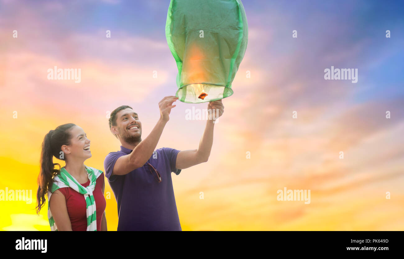 Couple heureux de lancer ciel lanterne chinoise Photo Stock - Alamy