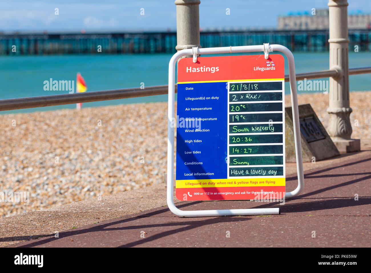 Lifeguard tableau météo, météo locales connexes informations sur un conseil sur la promenade de Hastings, Royaume-Uni Banque D'Images