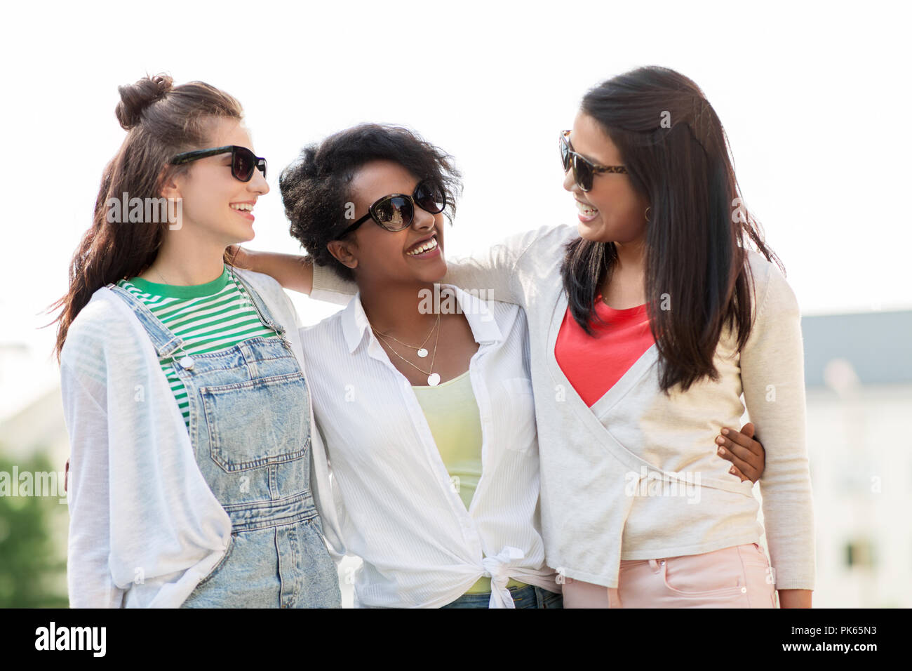 Heureux les jeunes femmes dans les lunettes de l'extérieur Banque D'Images