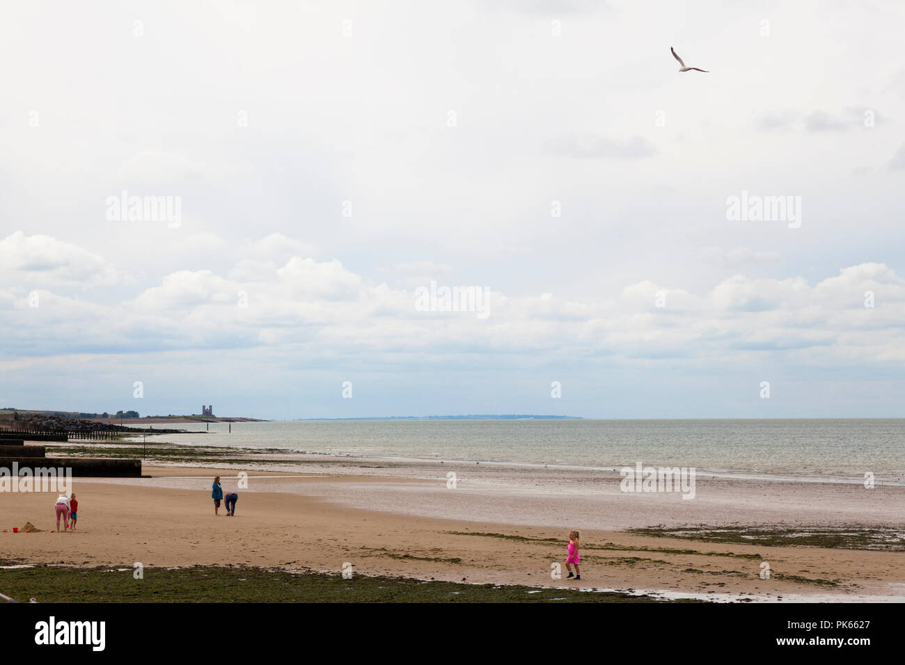 Plage de baie Minnis, Kent, UK, avec Reculver tours en arrière-plan. Banque D'Images