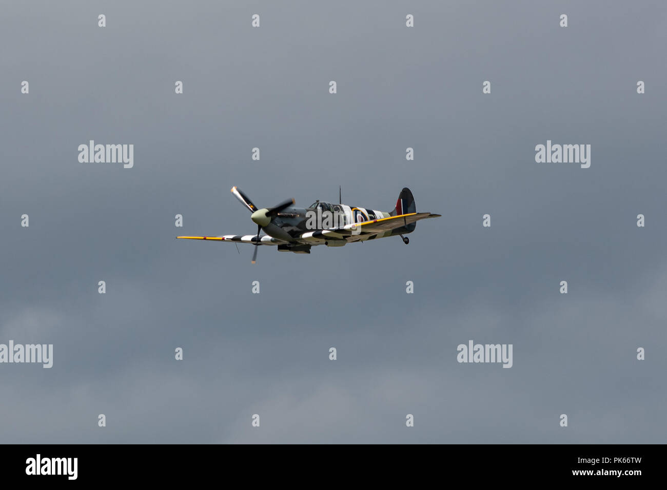 Un Supermarine Spitfire Mk Vb, AB910, chasseurs de la Battle of Britain Memorial Flight lors d'un affichage à Biggin Hill Banque D'Images