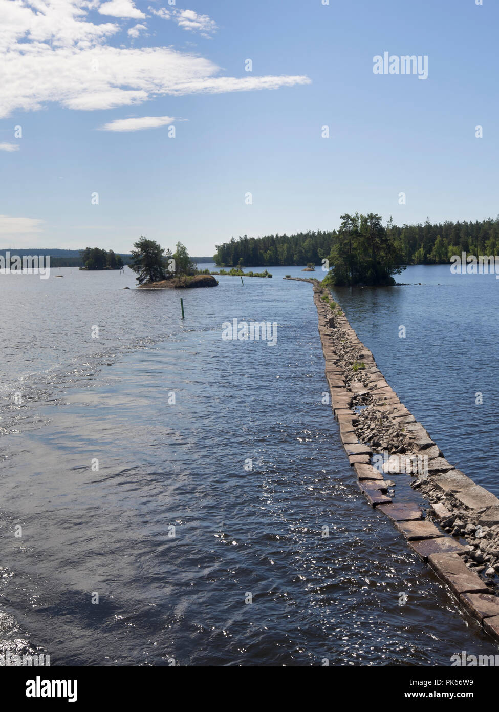 Mur de pierre construit pour guider les navires traversant le lac Viken sur le canal Göta, croisière en bateau le long d'un cours d'eau idylliques en Suède Banque D'Images