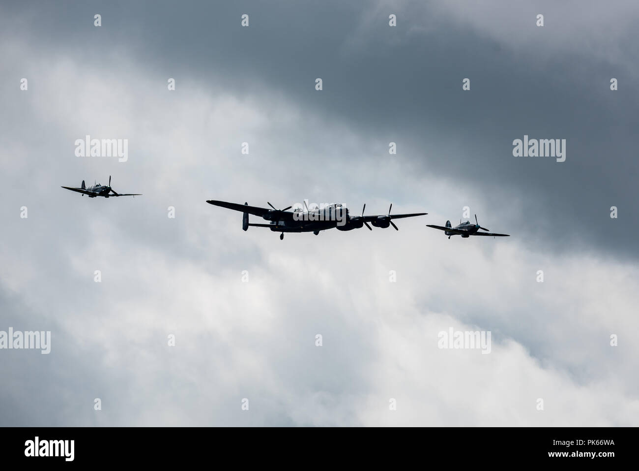 L'Avro Lancaster (PA474) accompagnée d'un Hawker Hurricane et Supermarine Spitfire Banque D'Images