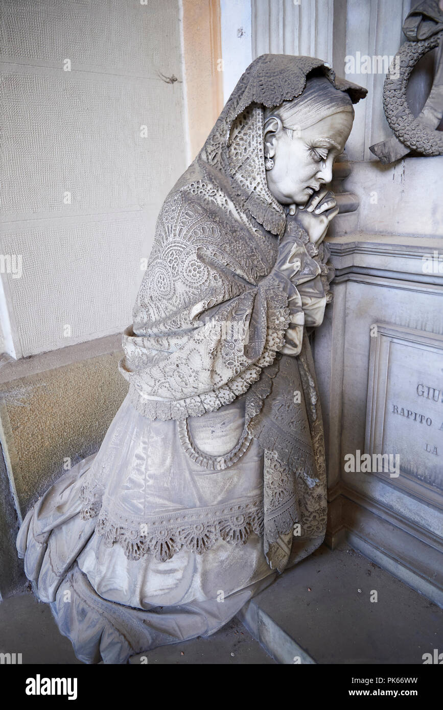 Photo et image de la sculpture en pierre d'un mouring femmes dans le style réaliste Bourgeois. Badaracco tombeau sculpté par G Moreno 1878. La monumentale Banque D'Images