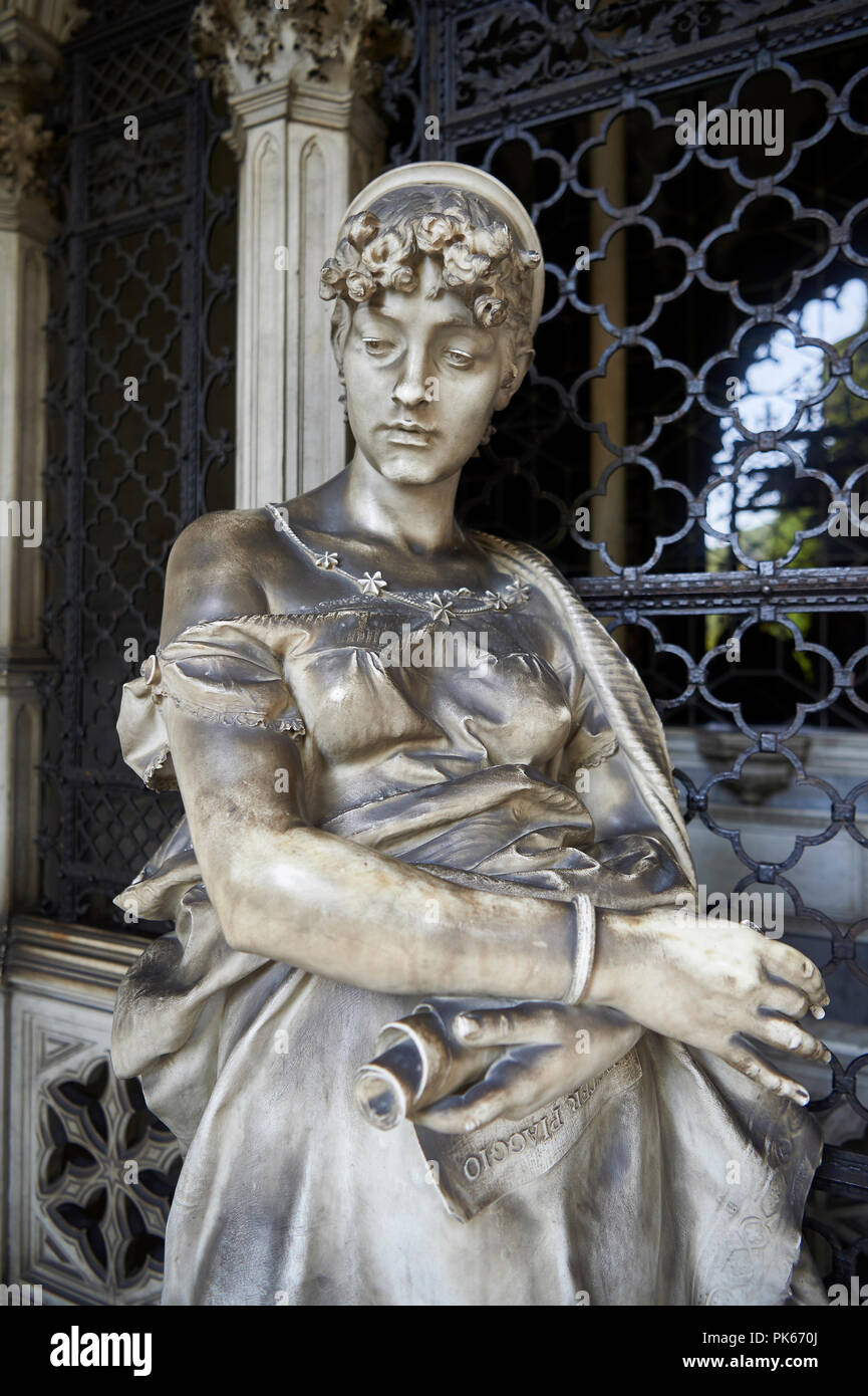 Photo et image de la sculpture en pierre d'une jeune femme en attente par les portes de la tombe dans un style réaliste Borgeois. La Piaggio tombe familiale scul Banque D'Images