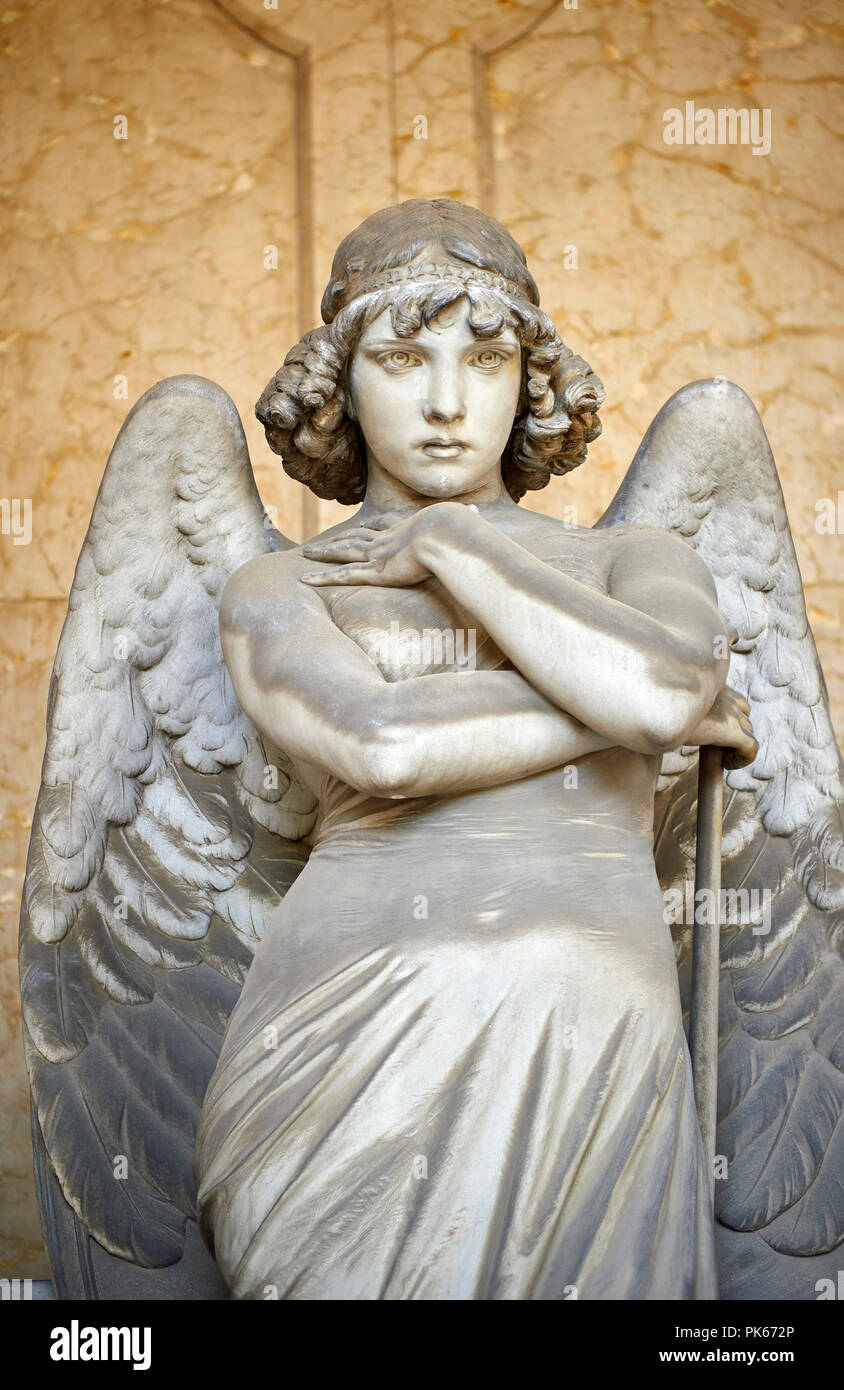 Photo et image de la sculpture en pierre d'une énigmatique anges face dans un style réaliste. L'un des meilleurs savoir csulptures de Staglieno. L'Oneto fam Banque D'Images
