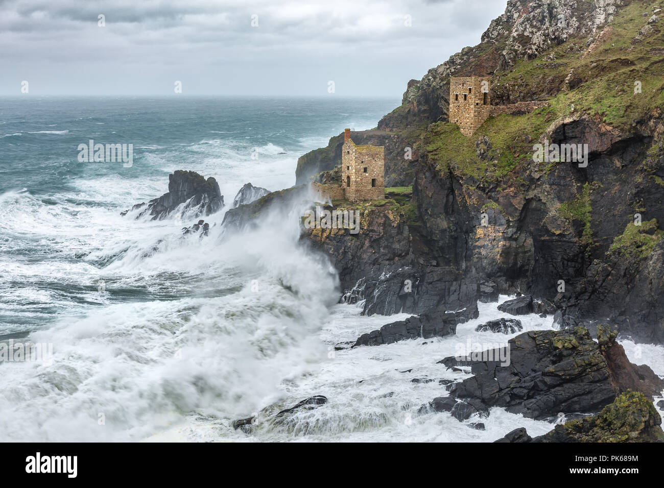 Rolling Surf après le mauvais temps, les maisons du moteur, Botallack, Cornwall, UK Banque D'Images