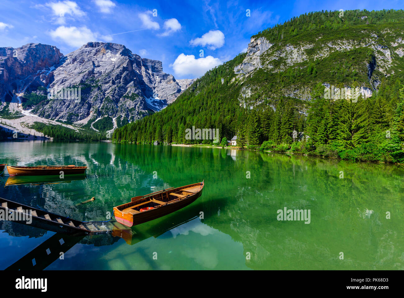 Le lac de Braies (également connu sous le nom de Pragser Wildsee ou Lago di Braies) dans les montagnes des Dolomites, Sudtirol, Italie. Romantique avec des bateaux en bois typiques sur la Banque D'Images