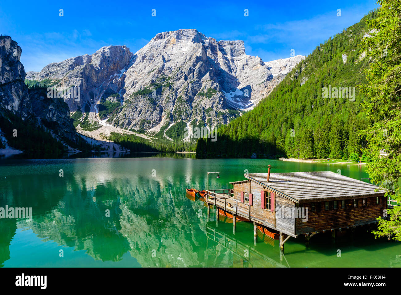 Le lac de Braies (également connu sous le nom de Pragser Wildsee ou Lago di Braies) dans les montagnes des Dolomites, Sudtirol, Italie. Romantique avec des bateaux en bois typiques sur la Banque D'Images