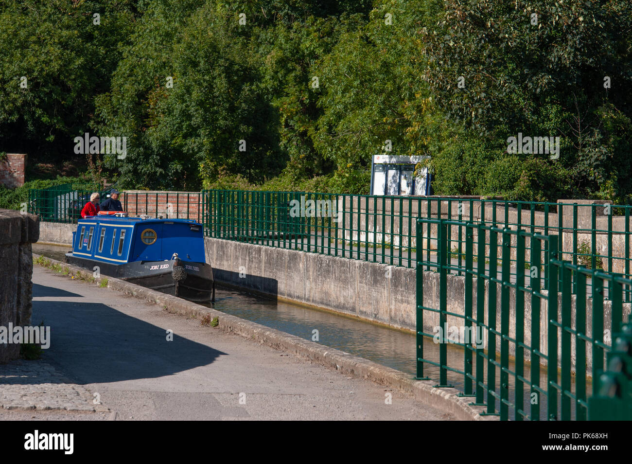 Les vacanciers de l'autre côté de la nautique Wingfield sur canal Kennet & Avon, Wiltshire, Royaume-Uni. Banque D'Images