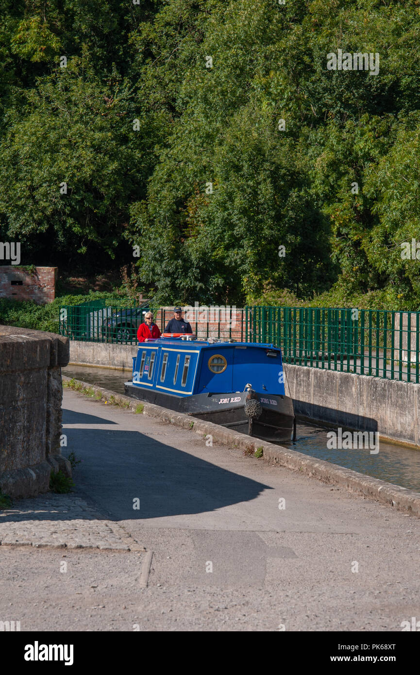 Les vacanciers de l'autre côté de la nautique Wingfield sur canal Kennet & Avon, Wiltshire, Royaume-Uni. Banque D'Images