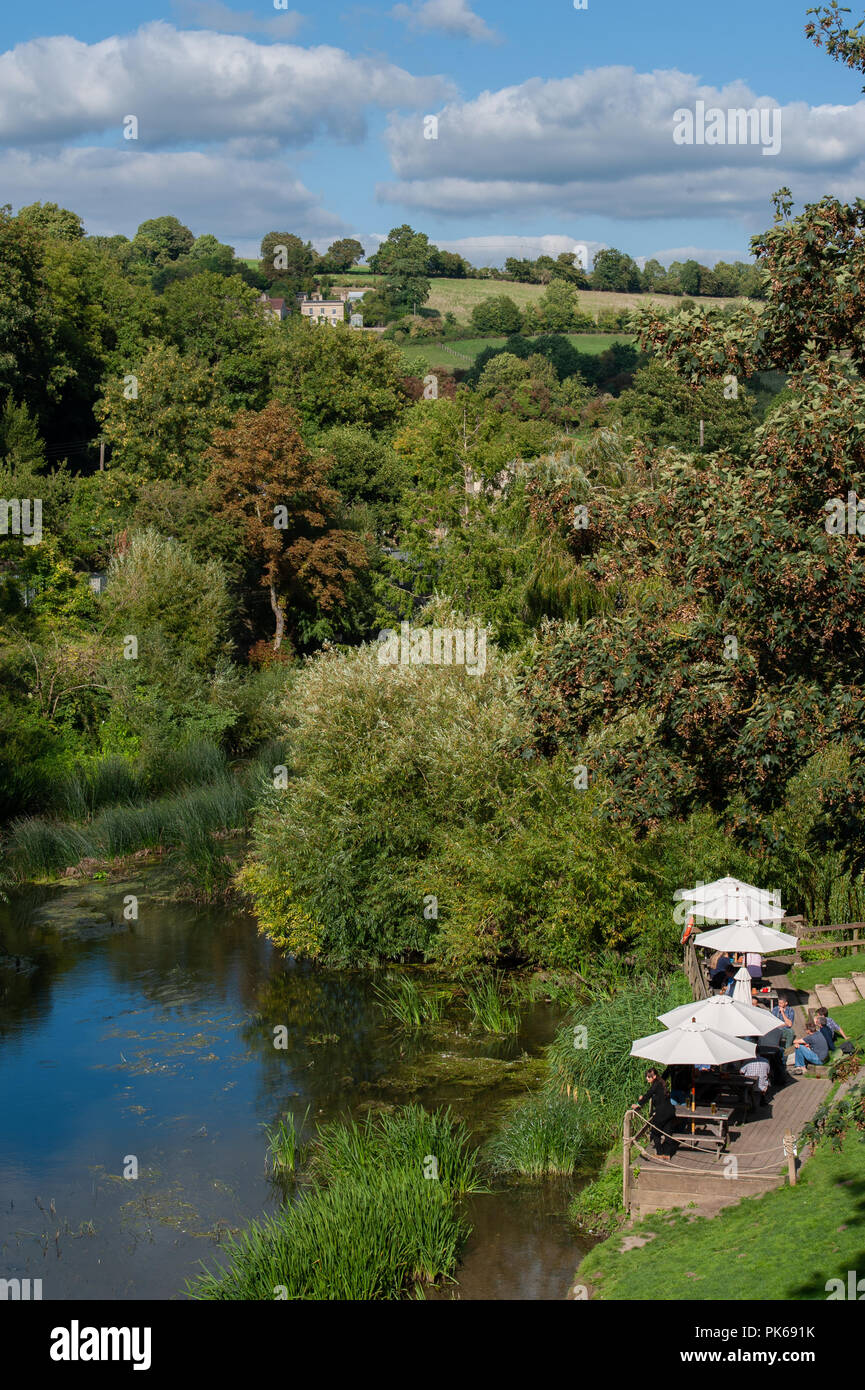 Une vue sur la vallée d'Avon de Avoncliff Viaduc près de Bradford on Avon, Wiltshire, Royaume-Uni montrant le jardin appartenant à Crossguns pub pub. Banque D'Images