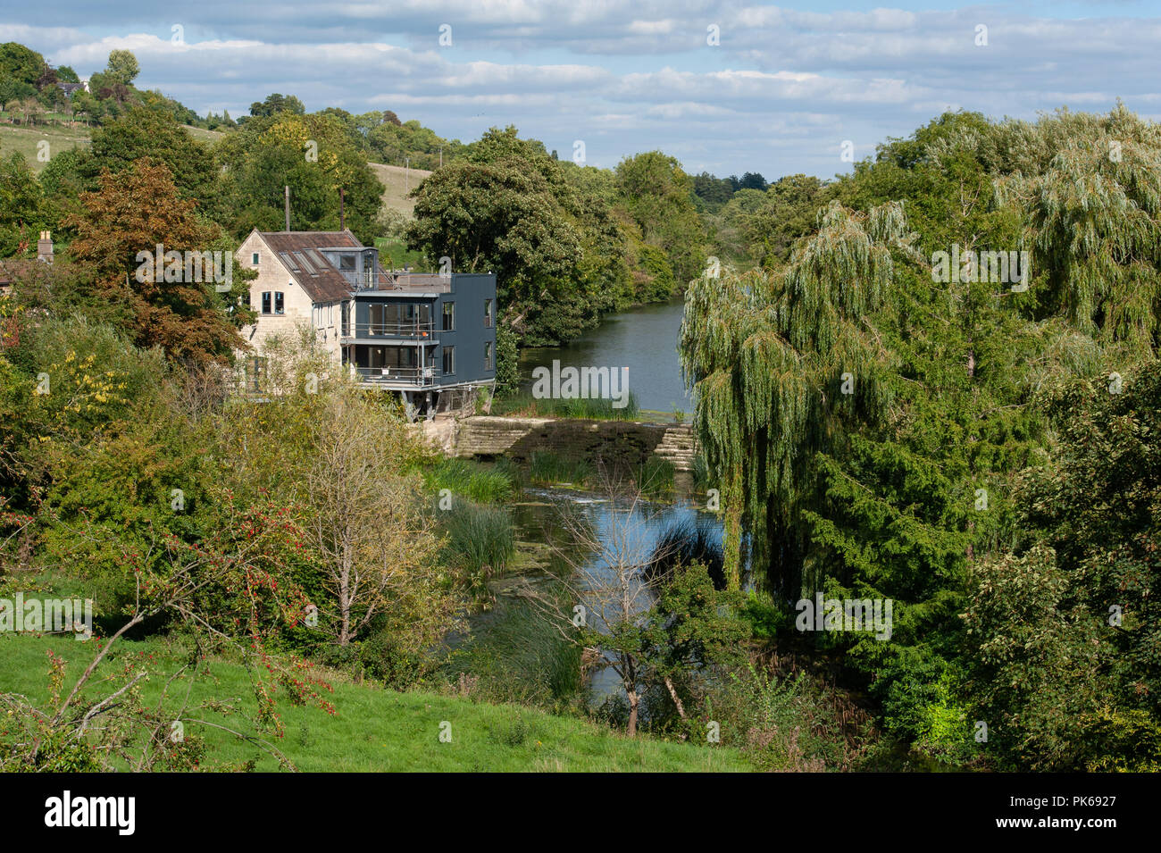 Une vue sur la vallée d'Avon de Avoncliff Viaduc près de Bradford on Avon, Wiltshire, Royaume-Uni à tisserands au moulin et Avoncliff Weir. Banque D'Images