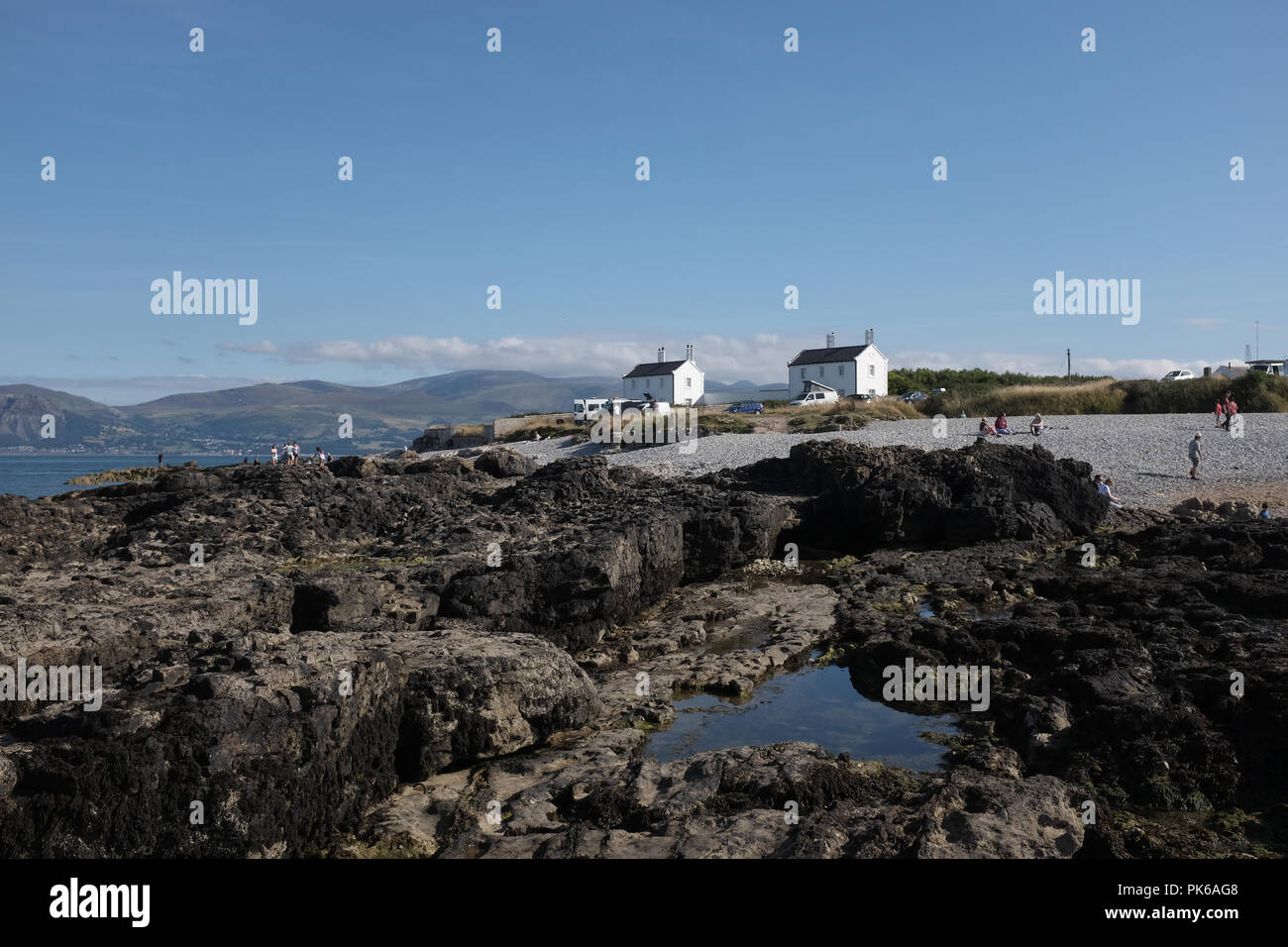 PENMON pointe en face de l'île de macareux sur Anglesey, au nord du Pays de Galles Banque D'Images