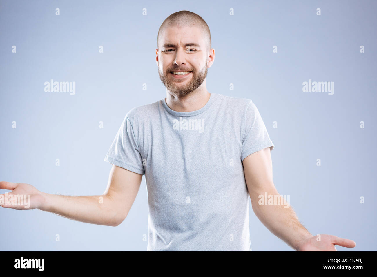 Bel homme joyeux gesticulant avec ses mains Banque D'Images