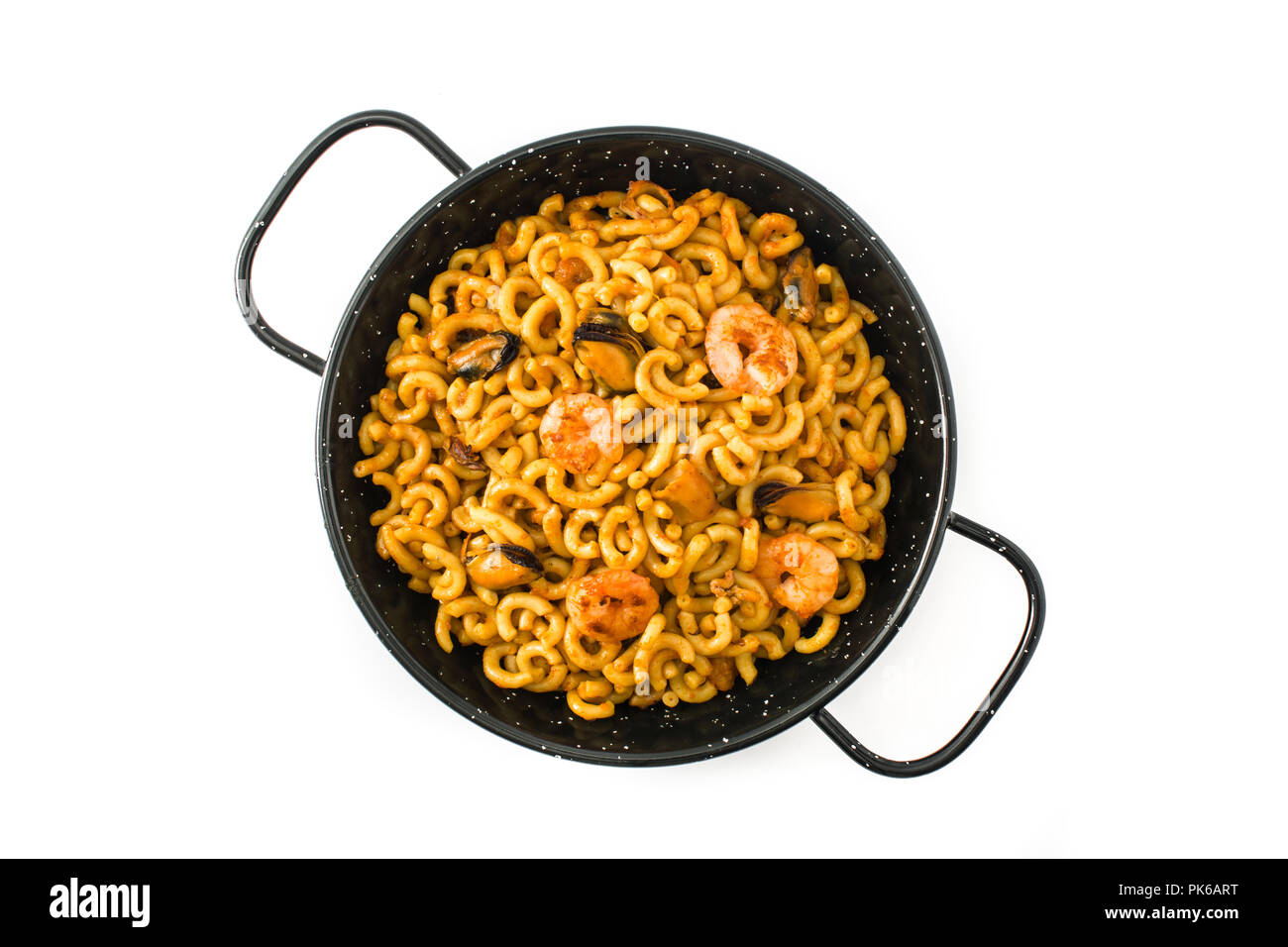 Fideua espagnole traditionnelle. La paella de nouilles isolé sur fond blanc. Vue d'en haut Banque D'Images