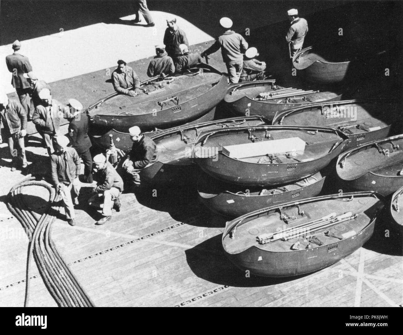 Réservoirs de ventre McDonnell FH-1 Phantoms sur USS SAIPAN (CVL-48) le 6 mai 1948 (NNAM.1996.253.7239.009). Banque D'Images