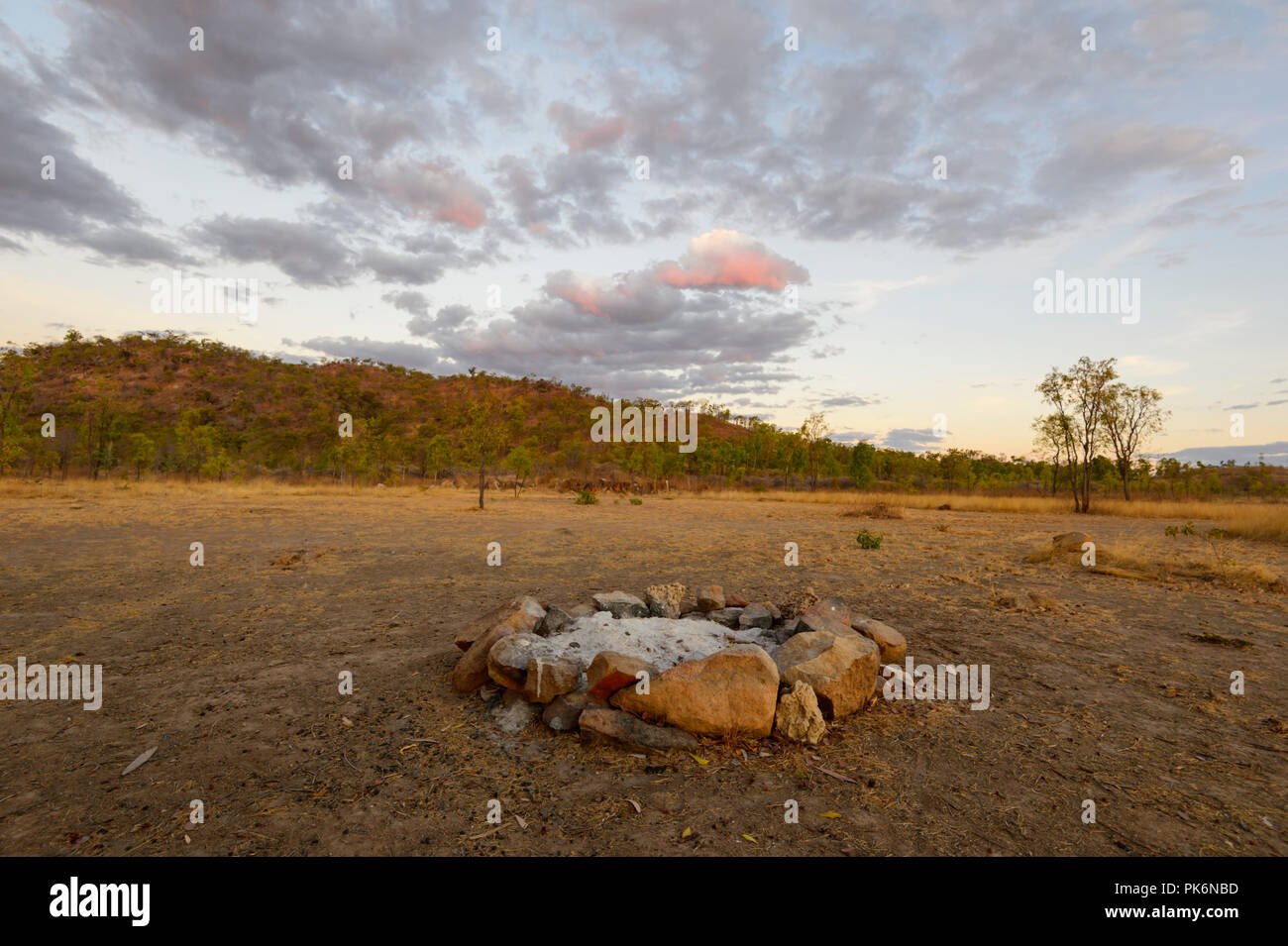 Anneau de Feu au lever du soleil dans l'Outback à Chillagoe, le nord du Queensland, Queensland, Australie Banque D'Images