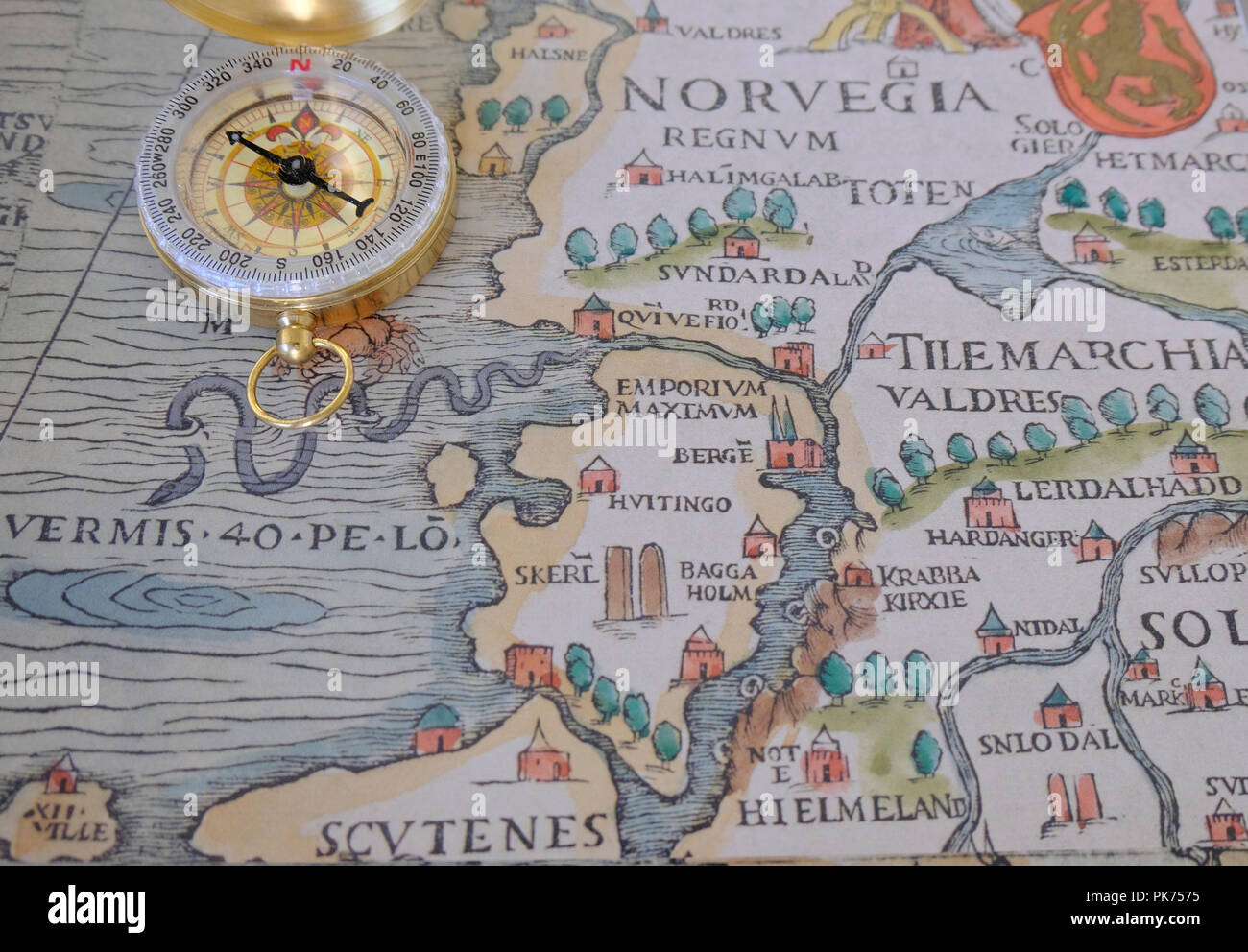 Boussole placée sur le dessus de la reproduction de l'article d'Olaus Magnus's Marine du 16ème siècle présentant les pays scandinaves Banque D'Images