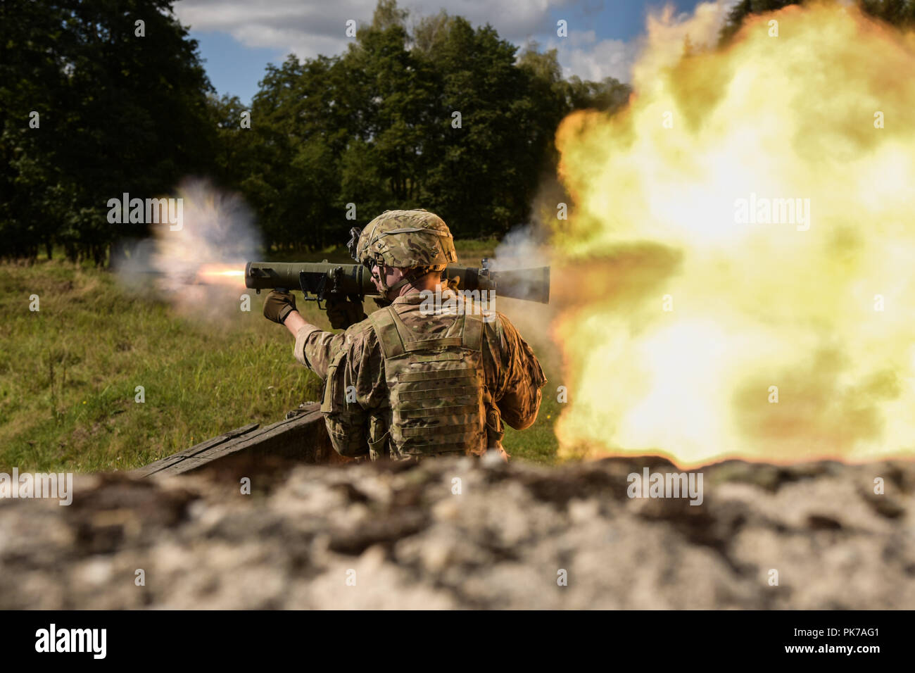 Grafenwoehr, Allemagne. 10 Sep, 2018. Des soldats américains affectés au 1er bataillon du 503e Régiment d'infanterie, 173e Brigade aéroportée engagées à la Carl Gustaf 84mm système d'armes nucléaires dans la région de Grafenwoehr, Allemagne, le 8 septembre 2018, au cours de Sabre la jonction 18. Sabre d'exercice la jonction 18 de l'armée américaine est une Europe-dirigé exercice visant à évaluer l'état de préparation de la 173e Brigade aéroportée d'exécuter des opérations terrestres unifiée dans un environnement mixte, combiné et à promouvoir l'interopérabilité avec les alliés et les pays partenaires. (U.S. Photo de l'armée par le capitaine Joseph Legros) Département américain de def Banque D'Images