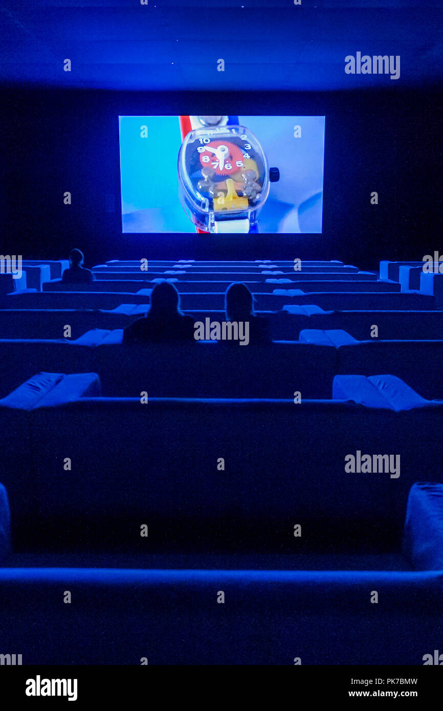 Londres, Royaume-Uni. 11 Septembre, 2018. L'installation vidéo de Christian Marclay le réveil à la Tate moderne pour la première fois. 24-heures, l'installation est un montage des milliers d'images du film et de la télévision d'horloges, modifiés pour qu'ils montrent le temps réel. Crédit : Guy Bell/Alamy Live News Banque D'Images