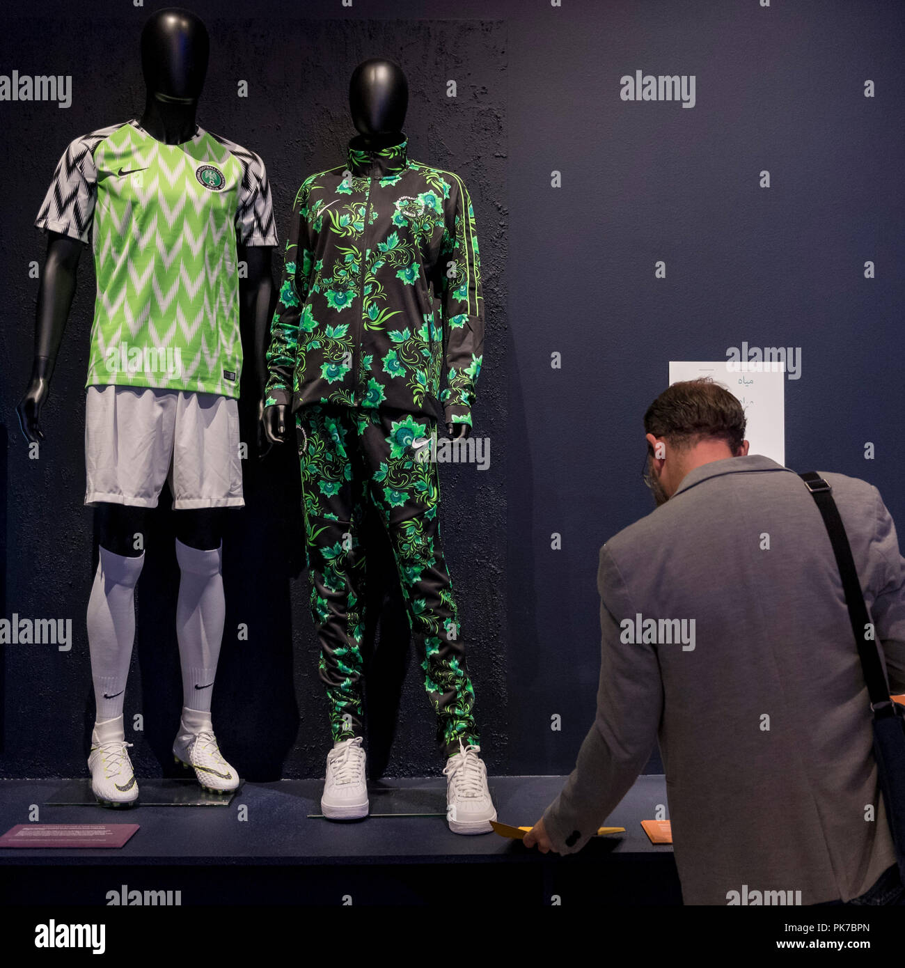 Londres, Royaume-Uni. Le 11 septembre 2018. "L'Équipe nationale de football du Nigeria : Équipe Nationale Collection', conçu par Nike, maillots pour la Coupe du 2018, à l'aperçu des 87 nominés