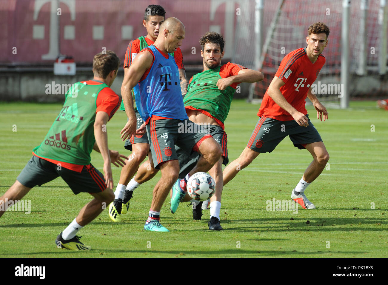 V.re:Leon GORETZKA (FC Bayern Munich), Javi (Javier) MARTINEZ (FC Bayern Munich), Arjen Robben (FC Bayern Munich), James RODRIGUEZ (Bayern Munich), Thomas Mueller (MULLER, Bayern Munich), l'action, les duels. La formation de football FC Bayern Munich 1. Saison 2018/2019, Bundesliga, le 11/09/2018 à Munich. Dans le monde d'utilisation | Banque D'Images