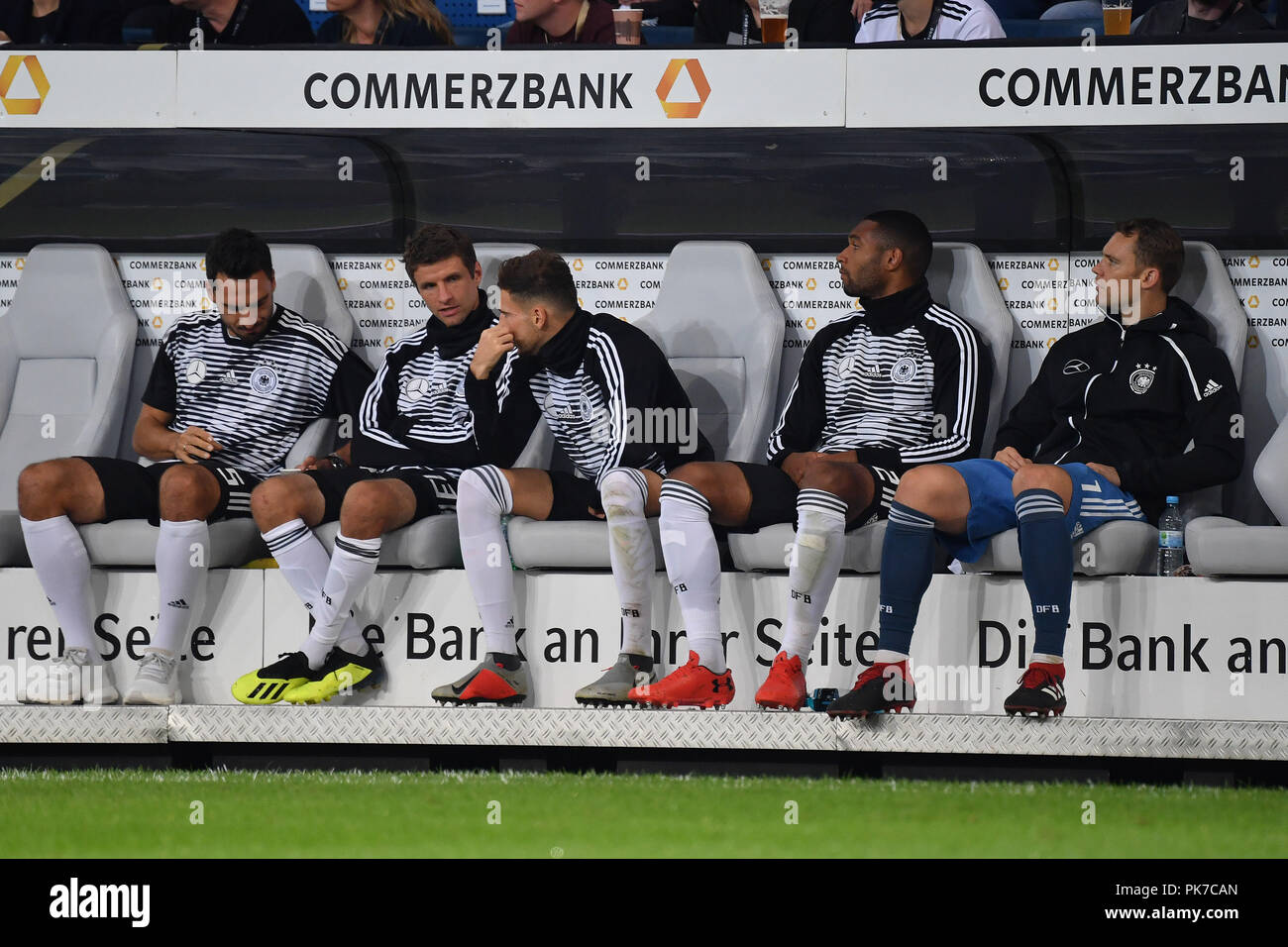 Köln, Deutschland. 09Th Nov, 2018. La banque allemande avec v.li : Matthieu HUMMELS (GER), Thomas Mueller (ALL), Leon GORETZKA (GER), Jonathan TAH (GER), Manuel (plus goalwart GER), joueur de réserve, banque, Ergaenzungsspieler. Soccer Laenderspiel, Allemagne (GER) - Pérou (PER) 2-1 le 09/09/2018 à Sinsheim/Wirsol Rhein-Neckar-Arena. Règlement DFB INTERDIRE TOUTE UTILISATION DE LA PHOTO COMME IMAGE DE SÉQUENCES ET/OU DE QUASI VIDÉO. Utilisation dans le monde entier | Credit : dpa/Alamy Live News Banque D'Images