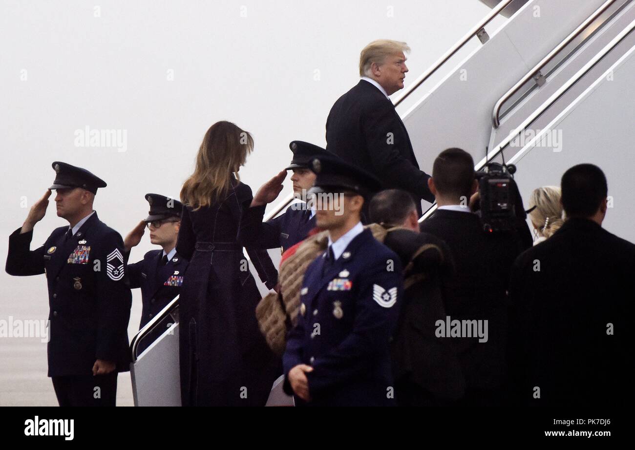 Le Président des Etats-Unis, Donald J. Trump et la Première Dame Melania Trump à pied d'Air Force One avant de partir de Joint Base Andrews (Maryland) le 11 septembre 2018. Le Président et la Première Dame assister au vol 93 11 septembre Service commémoratif à Shanksville, en Pennsylvanie. Crédit : Olivier Douliery / Piscine d'utilisation dans le monde entier via CNP | Banque D'Images