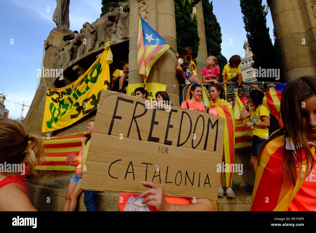 Barcelone, Catalogne, Espagne. Sep 11, 2018. Environ un million de personnes se sont réunis à Barcelone pour renouveler leurs appels à l'indépendance catalane et pour exiger la libération des dirigeants politiques emprisonnés près d'un an après le référendum unilatéral qui a déclenché la pire crise politique de l'Espagne depuis son retour à la démocratie. Les célébrations annuelles Diada commémore la chute de la ville à la fin de la guerre de succession espagnole en 1714, mais ces dernières années, ils ont été utilisés par des groupes pro-indépendance comme une démonstration de force. Credit : Ruaridh Stewart/ZUMA/Alamy Fil Live News Banque D'Images