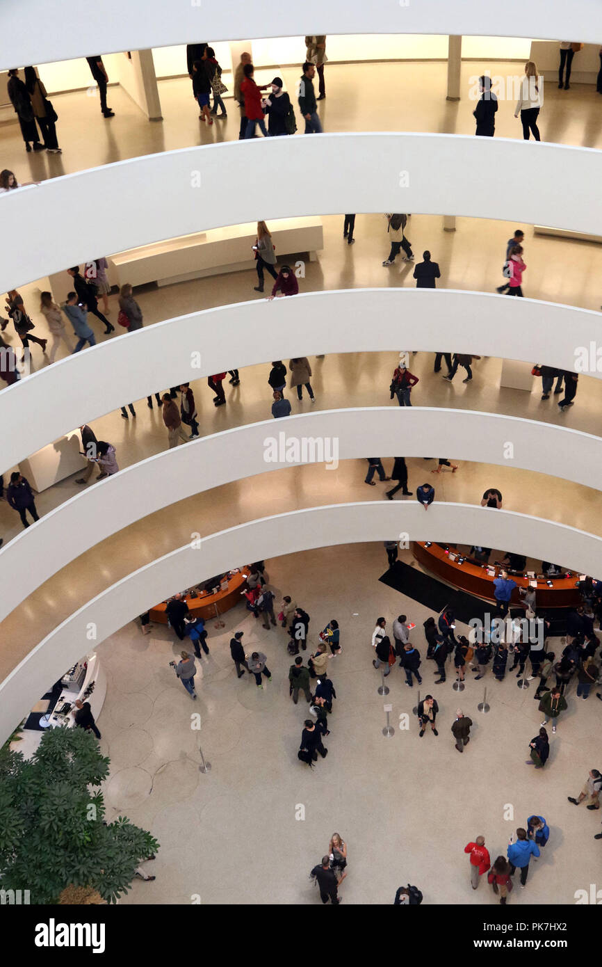 New York City, New York, USA. Sep 11, 2018. Vue de l'intérieur du musée Guggenheim de New York, conçu par l'architecte Frank Lloyd Wright, vu au cours de l'exposition Giacometti. Credit : Nancy/Kaszerman ZUMA Wire/Alamy Live News Banque D'Images