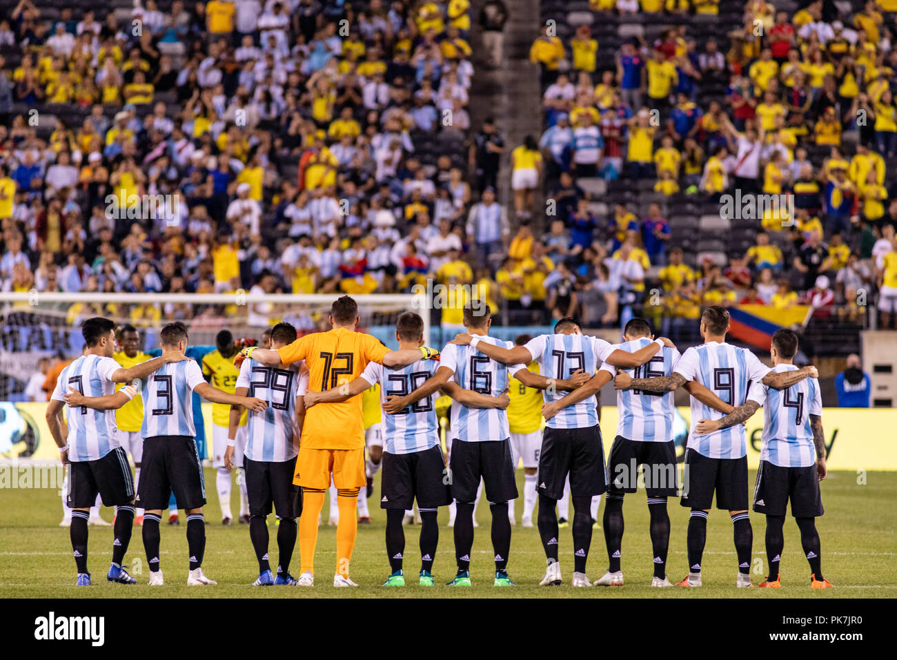 East Rutherford, NJ, USA. 11 Septembre, 2018. L'Argentine à partir 11 se tenir ensemble comme stade Metlife participe à un moment de silence en souvenir de l'attentat contre le World Trade Center il y a 17 ans. © Ben Nichols/Alamy Live News. Banque D'Images