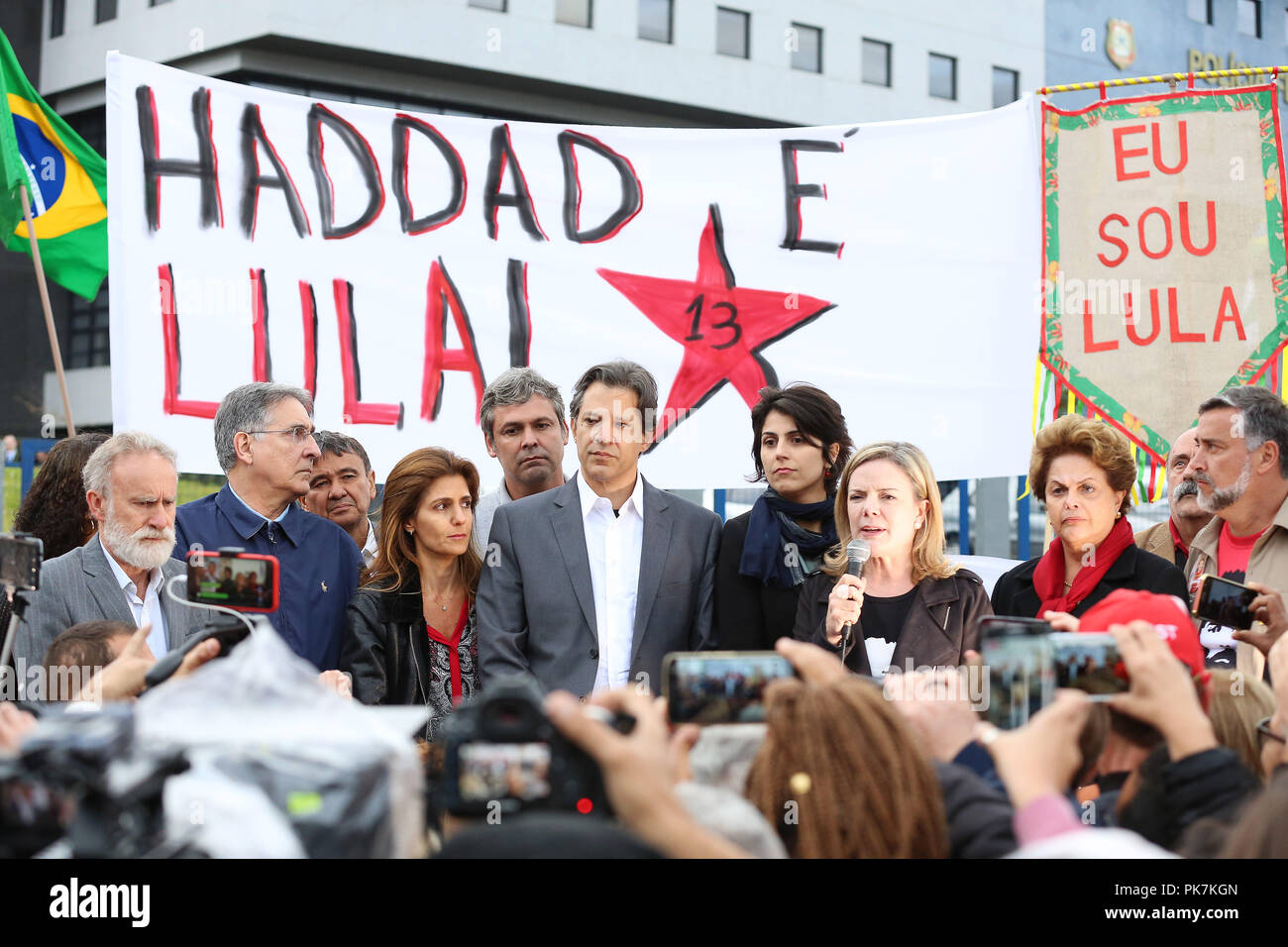 (180912) -- CURITIBA, le 12 septembre 2018 (Xinhua) -- Fernando Haddad (C), ex-maire de Sao Paulo et l'ancien ministre de l'éducation, réagit au cours d'une cérémonie de dévoilement de sa candidature à la présidence du Brésil (Curitiba, Brésil), le 11 septembre 2018. De gauche du Brésil, Parti des travailleurs (PT), mardi, a officiellement remplacé son premier candidat à la présidentielle, l'ex-président Luiz Inacio Lula da Silva, avec une alternative plus viable. Lula's colistier, Fernando Haddad, a été élu à l'unanimité pour le remplacer, le leader du PT dans la chambre des députés, Jose Guimaraes, confirmé. (Xinhua/Giuliano Gomes/PR PRE Banque D'Images