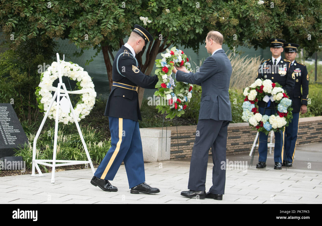 Washington, D.C., USA. Sep 11, 2018. La Prince Edward, comte de Wessex, dépose une gerbe devant le mémorial du Pentagone 11 septembre Cérémonie de célébration au Pentagone à Washington, DC, le 11 septembre 2018. Au cours du 11 septembre 2001, attentats, 184 personnes ont été tuées au Pentagone. (DoD Photo par le sgt de l'armée américaine. James K. McCann) US Joint le personnel par globallookpress.com : Crédit personnel interarmées des États-Unis/Fédération de regarder/ZUMA/Alamy Fil Live News Banque D'Images