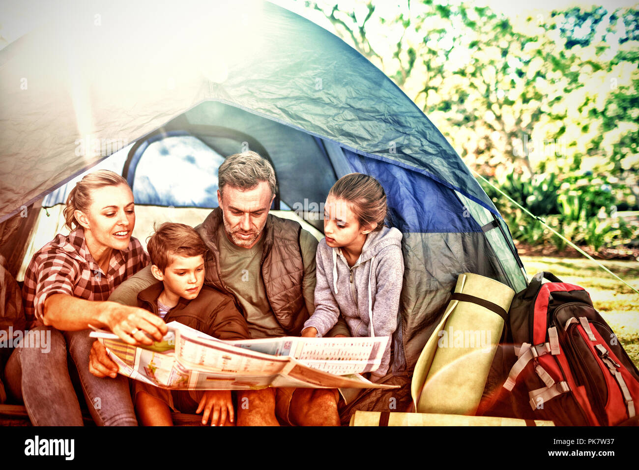 La carte de lecture en famille en tente Banque D'Images