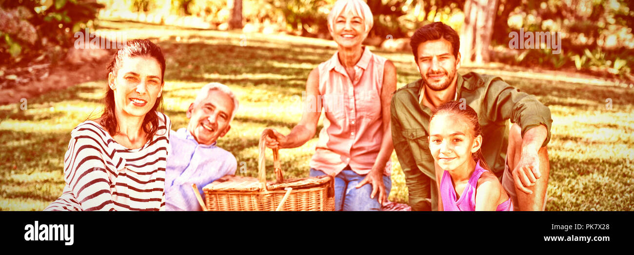 Portrait of happy family pique-nique dans le parc Banque D'Images