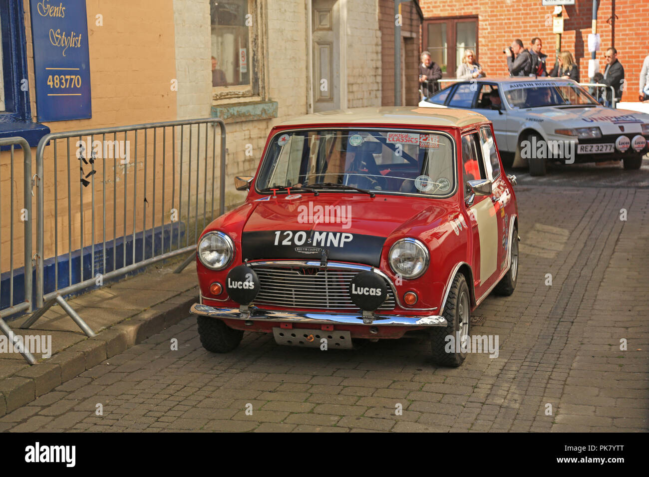 'Barrie' Whizzo Williams au volant de son Welsh rally gagner Mini Cooper S dans les rues de Bromyard en 2017. Banque D'Images