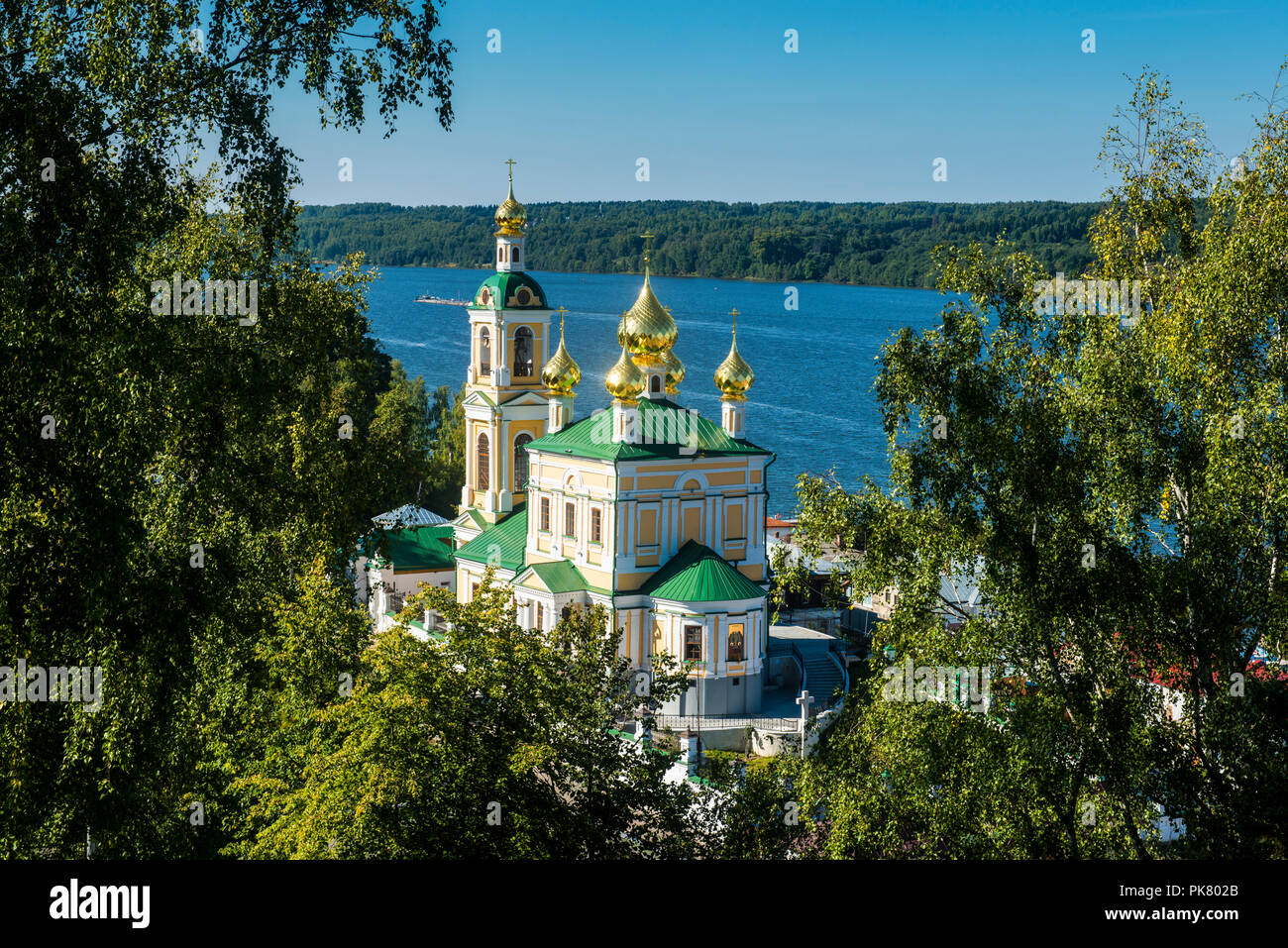 Donnent sur plus d'une église orthodoxe et la Volga, Plyos, anneau d'or, Russie Banque D'Images