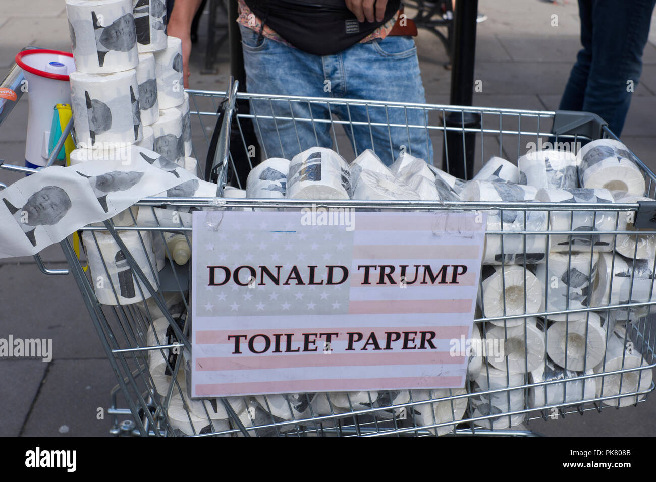 Le président Donald Trump le papier toilette en vente en grande Street, Bath, Somerset, Royaume-Uni Banque D'Images