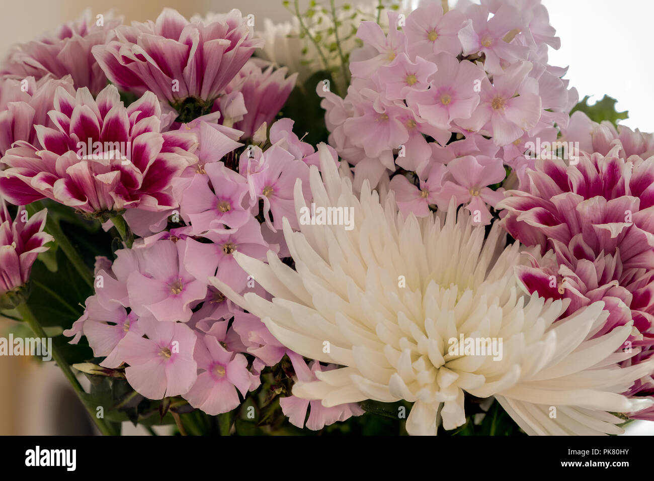 Un Beau Bouquet De Fleurs Mixtes Avec Une Fleur Blanche