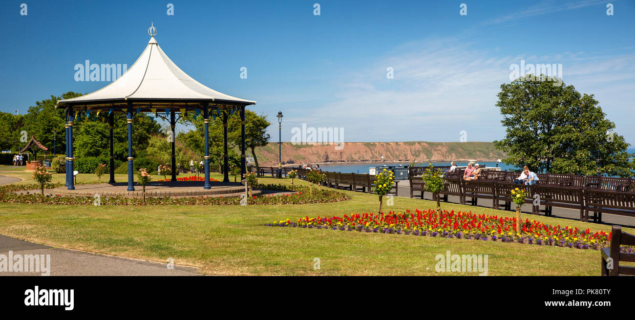 Royaume-uni, Angleterre, dans le Yorkshire, Filey, Crescent, kiosque de jardin et la plantation de fleurs, vue panoramique Banque D'Images