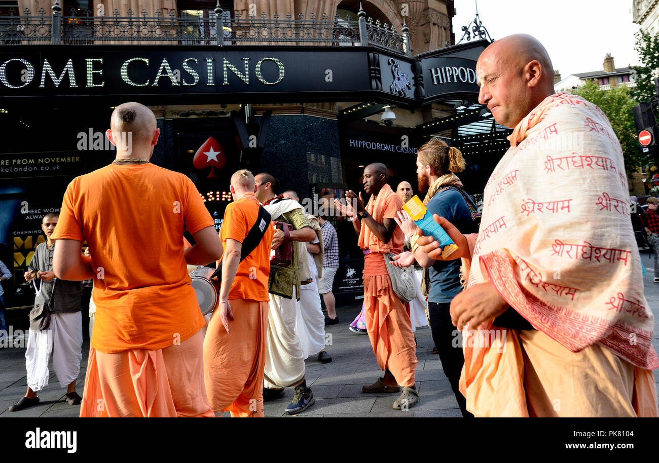 Adeptes Hare Krishna à Cranbourne Street (Leicester Square) Londres, Angleterre, Royaume-Uni. Banque D'Images