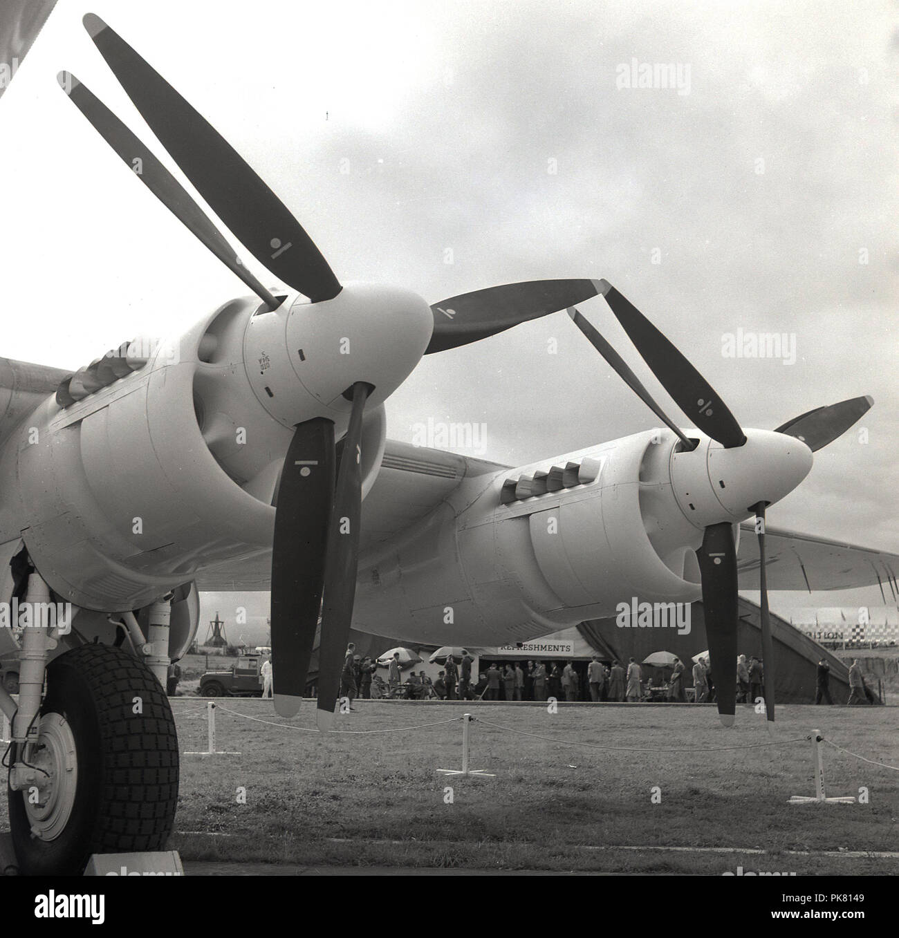 1950, historique, appuyez sur pour lancer l'avion Avro Shackleton, stationné sur un aérodrome, montrant la double-lame 3 hélices contra-rotatives, England, UK Banque D'Images