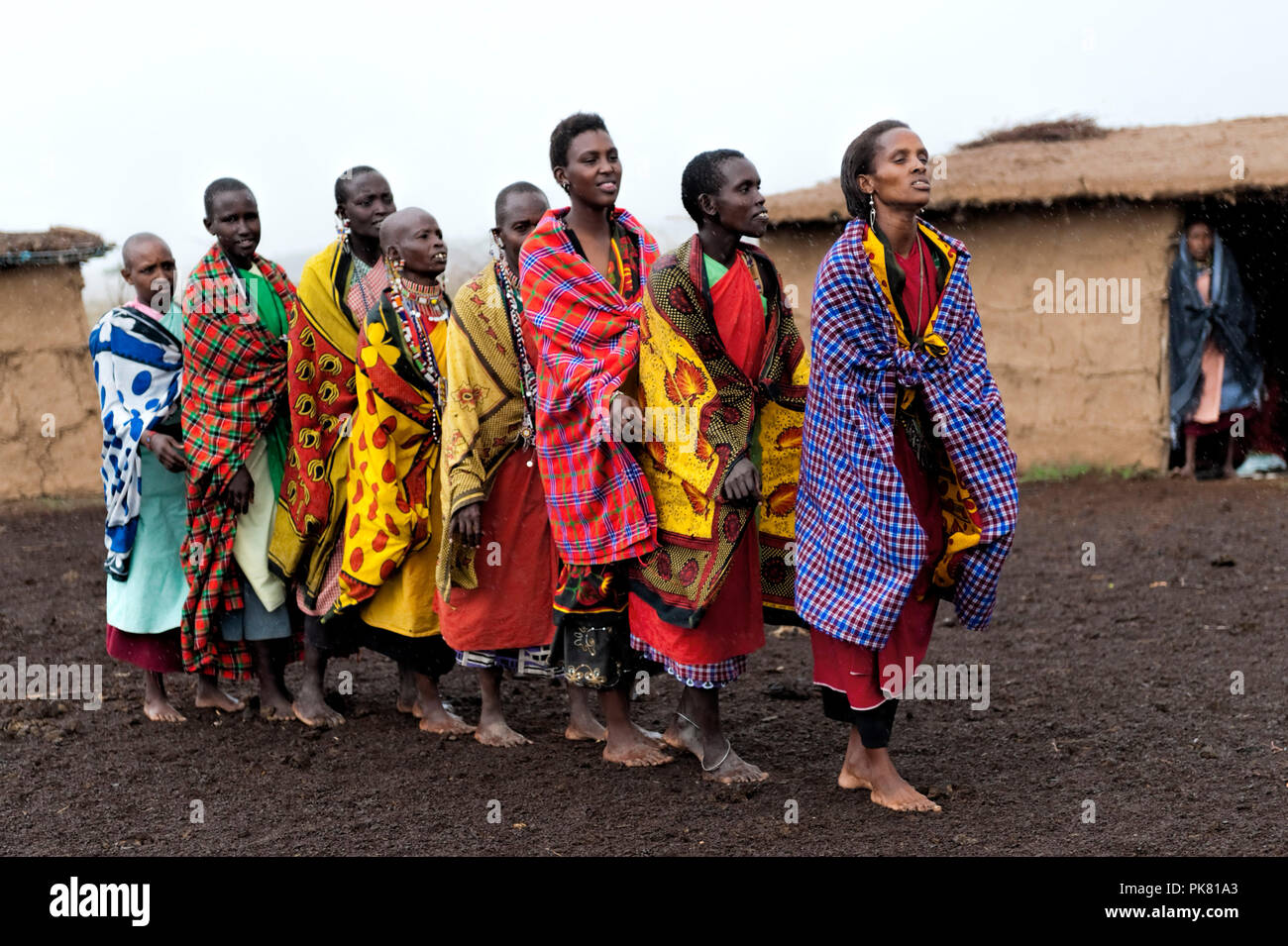 Groupe des femmes masai portant des vetements traditionnels se preparent a faire une danse locale Masai Mara Kenya Afrique de l Est Photo Stock Alamy