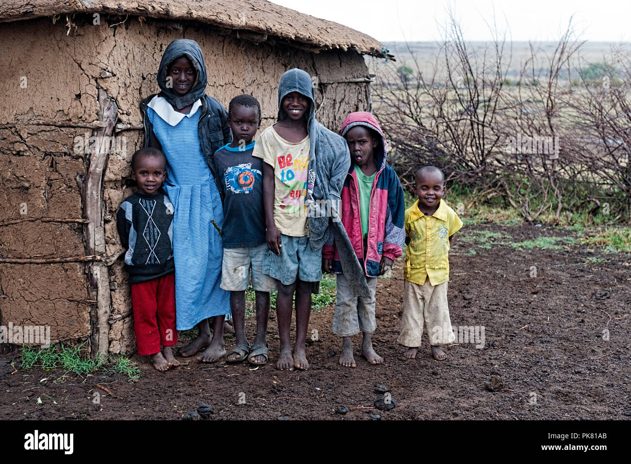 Enfants Masai Masai Mara Manyatta permanent par le Kenya Afrique de l'Est Banque D'Images