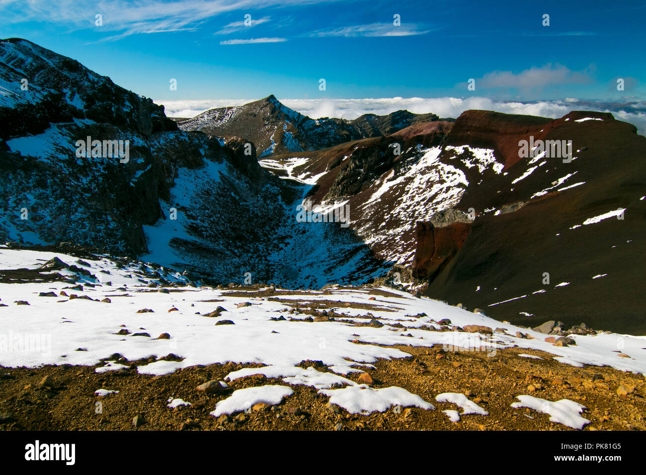 Paysages volcaniques, les roches volcaniques et les montagnes près de Mt Tongariro, vue sur le cratère Rouge volcan actif, Parc National de Tongariro, Nouvelle-Zélande Banque D'Images